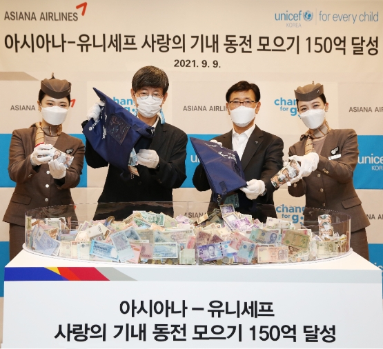 아시아나항공 정성권 대표이사 (오른쪽 두번째)와 유니세프한국위원회 이기철 사무총장 (오른쪽 세번째)/사진 제공 = 아시아나항공