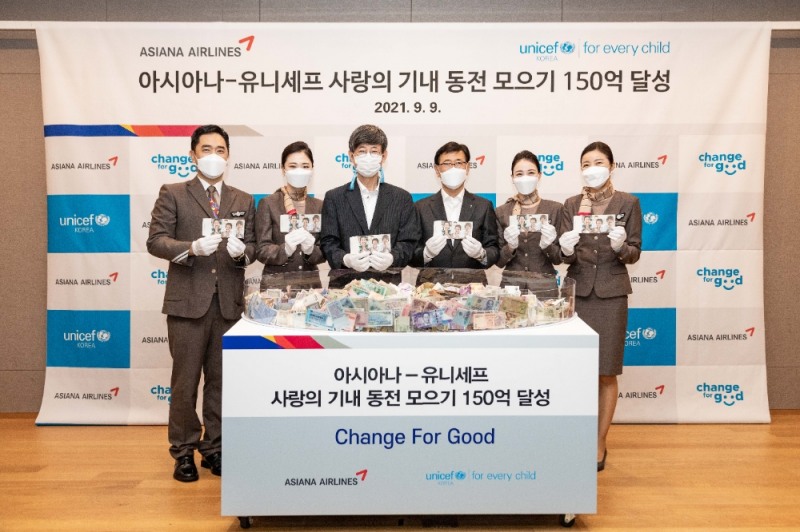 ‘사랑의 기내 동전 모으기’ 150억 원 돌파 기념 행사에 참석한 이기철 유니세프한국위원회 사무총장(가운데 왼쪽)과 정성권 아시아나항공 대표(가운데 오른쪽) (사진제공=유니세프한국위원회)