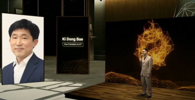 사회자 스캇 놀스 KAIST 교수가 기조연설자인 배기동 KT 스마트 공간, 영상엔터프라이즈 부문 상무를 소개하는 장면. 사진=KAIST