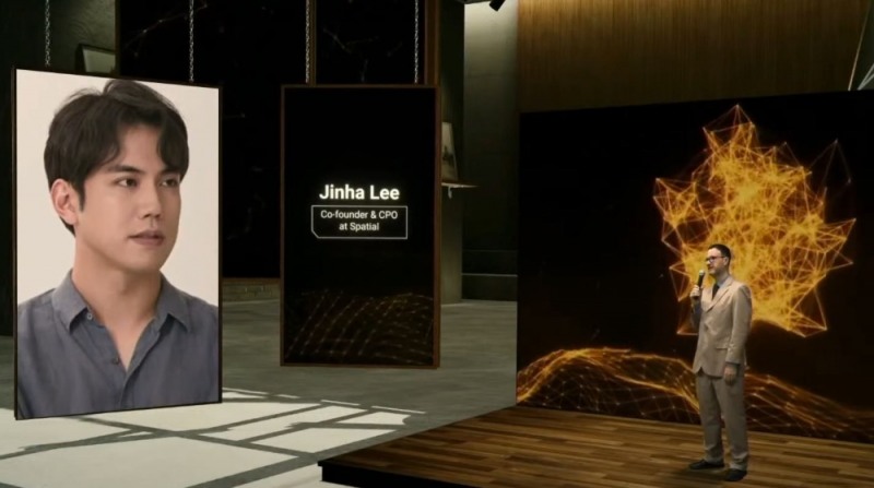 사회자 스캇 놀스 KAIST 교수가 스페이셜 공동창업자 및 최고제품책임자 이진하 대표를 소개하는 모습. 사진=KAIST