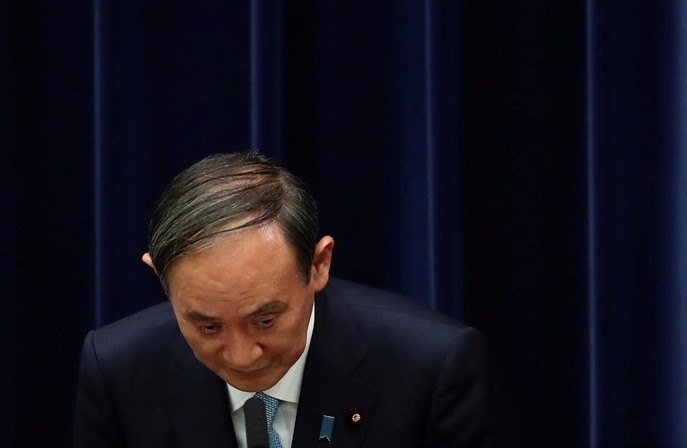 스가 요시히데 일본 총리가 9일 도쿄에서 열린 기자회견에 앞서 인사하고 있다.