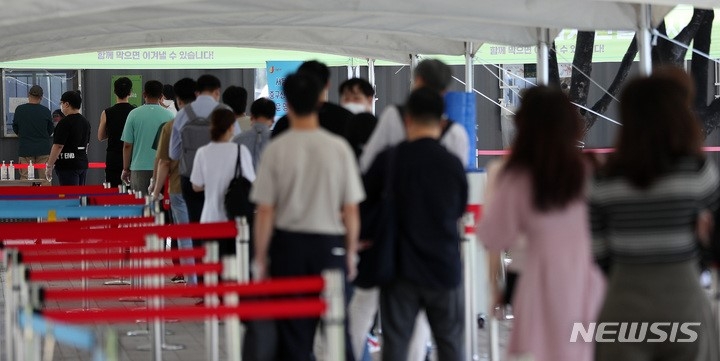 코로나19 신규 확진자가 2,049명으로 집계된 9일 오전 서울 중구 서울광장 임시선별검사소에서 시민들이 검사를 받기 위해 대기하고 있다.