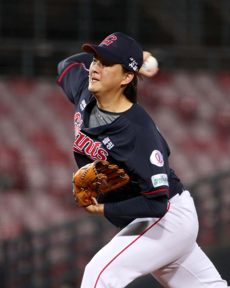 롯데는 마무리 김원중이 후반기들어 11게임 연속 무실점 10세이브를 올리며 뒷문을 든든히 지켜준 덕분에 후반기 최고 승률을 기록하며 막판 스퍼트에 기대를 걸고 있다.