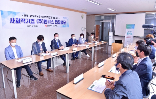 이용섭 광주광역시장이 10일 오후 광산구 평동산단에 위치한 사회적경제 기업 (주)멘퍼스를 방문해 직원들과 간담회를 갖고 애로사항을 청취하고 있다./사진=광주시