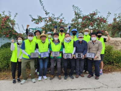 농협중앙회 진종문 농업농촌본부장(사진 앞줄 왼쪽에서 네번재)과 영북농협 이상용 조합장(앞줄 맨오른쪽) / 사진 제공 = 농협