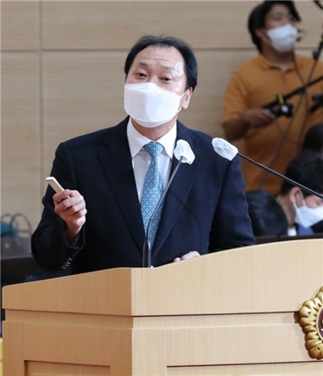 임종기 도의원이 지난 8일 제356회 임시회 본회의 5분 자유발언을 통해 도정질문과 관련 부지사의 답변내용에 불충함을 꼬집으며 안타까움을 호소하고 있다/사진=전남도의회