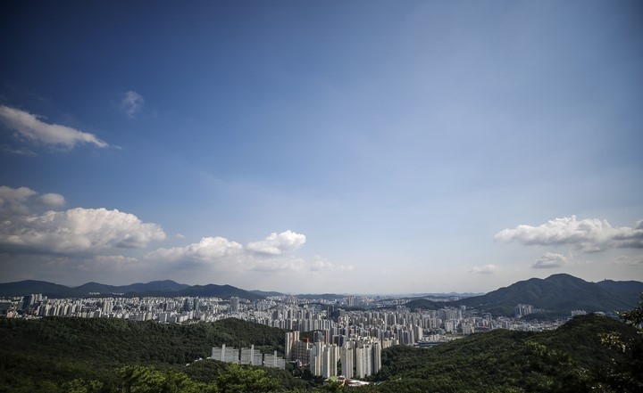 8일 오후 경기 안양시 망해암에서 바라본 하늘이 파랗게 펼쳐져 있다.