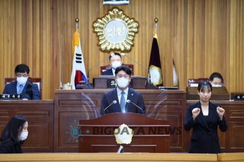 목포시의회 제368회 임시회에서 김양규 의원의 발언을 수화통역사가 통역하고있다/사진=빅데이터뉴스