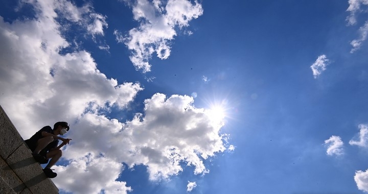 비가 갠 후 맑은 날씨를 보인 8일 오후 경기도 수원시 팔달구 세계문화유산 수원화성(華城) 창룡문에서 바라본 파란하늘에 뭉게구름이 펼쳐져 있다.