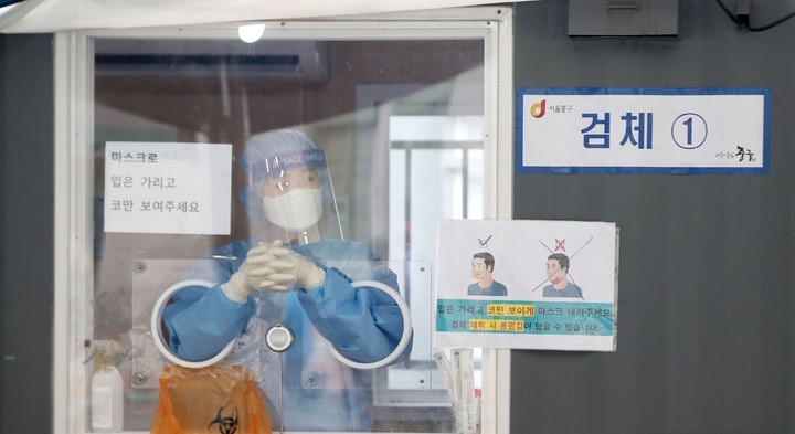  0시 기준 1755명(주말 기준 두 번째 규모)의 신규 코로나19 확진자가 발생한 12일 오전 서울역광장에 설치된 임시선별검사소에서 의료진이 검사자를 기다리고 있다.
