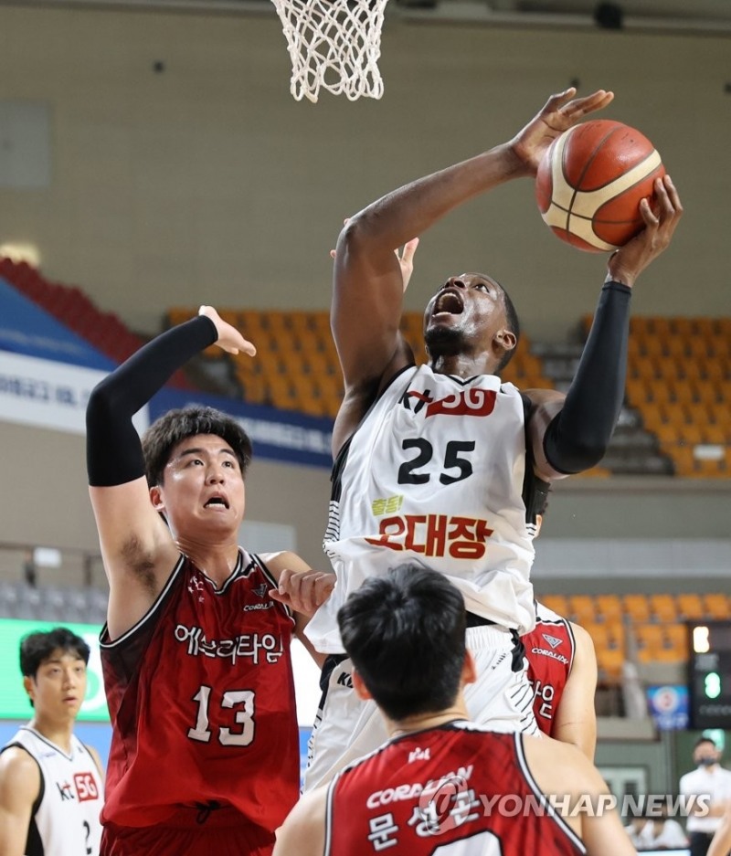 (상주=연합뉴스) 12일 경북 상주체육관에서 열린 2021 MG 새마을금고 KBL컵대회 안양KGC와 수원KT 경기. KT 캐디 라렌이 슛을 하고 있다.