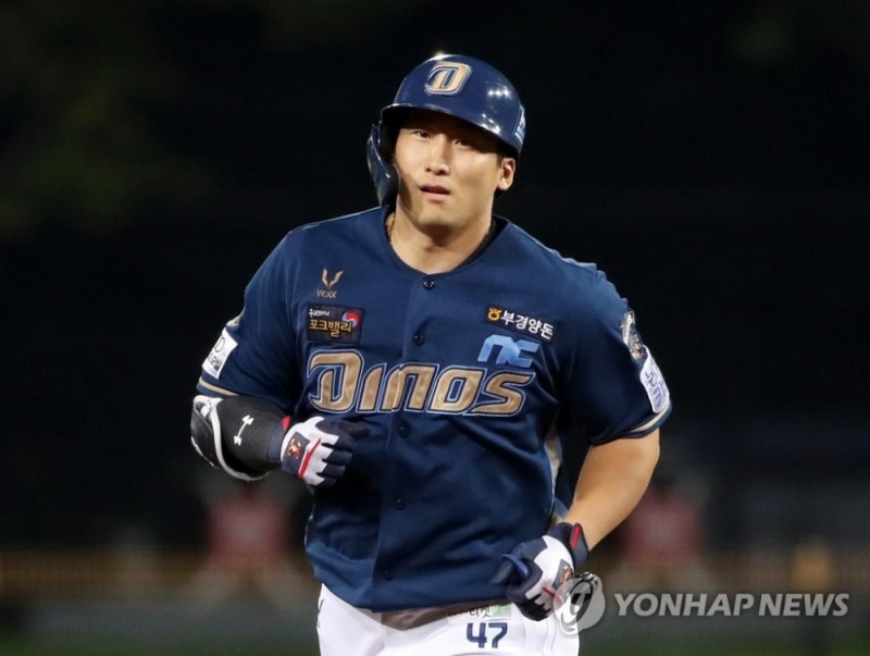 (광주=연합뉴스) 12일 광주-기아챔피언스필드에서 열린 2021 프로야구 NC 다이노스와 KIA 타이거즈의 더블헤더 2차전. NC 7회초 2사 1루에서 3번 타자 나성범이 중월 투런홈런을 치고 베이스를 돌고 있다.