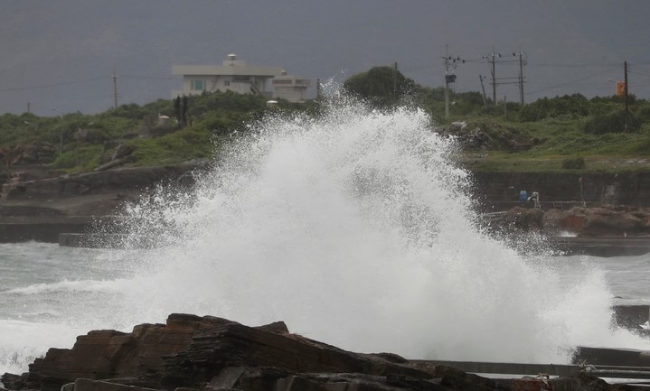 제14호 태풍 찬투가 접근하면서 지난 11일(현지시간) 대만 기륭 바닷가에 높은 파도가 몰아치고 있다. 대만 국립기상청은 찬투가 12일 대만에 직접 상륙하지 않고 대만 동부 해안 지역을 통과할 것이라고 예보했다.