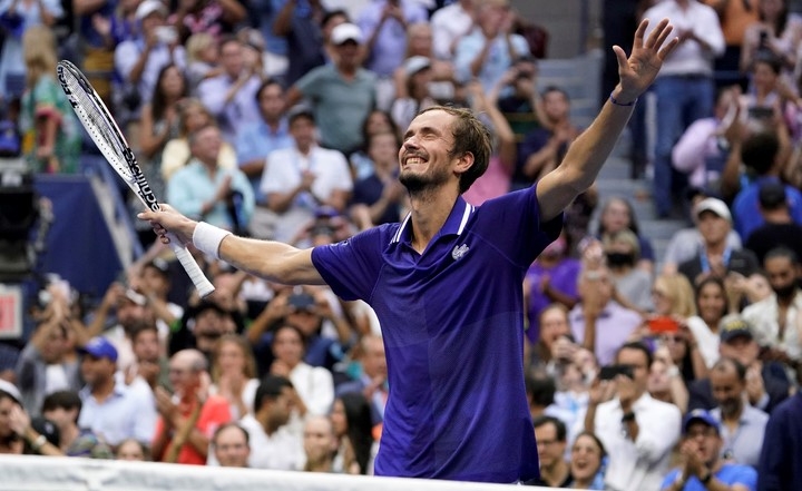 다닐 메드베데프(2위·러시아)가 12일(현지시간) 미국 뉴욕 빌리진 킹 내셔널 테니스센터의 아서애시스타다움에서 열린 US오픈 테니스 선수권 남자 단식 결승전에서 노바크 조코비치(1위·세르비아)를 꺾은 후 기뻐하고 있다. 메드베데프는 조코비치를 세트 스코어 3-0(6-4 6-4 6-4)으로 완파, 조코비치의 캘린더 그랜드슬램을 저지하며 대회 정상에 올랐다.