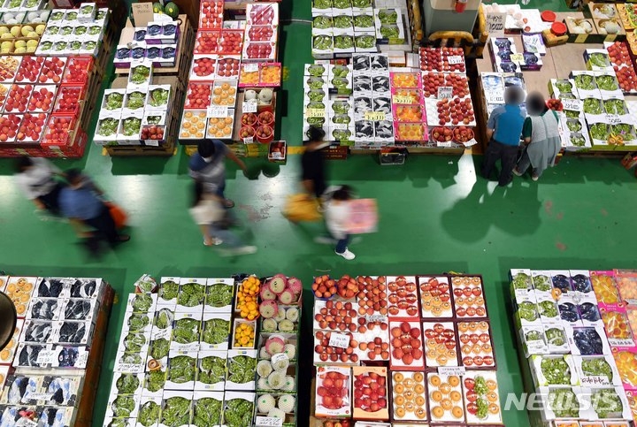 추석 연휴를 1주일 정도 앞둔 12일 부산 해운대구 반여농산물도매시장을 찾은 시민들이 제수용 및 선물용 과일을 구입하고 있다.