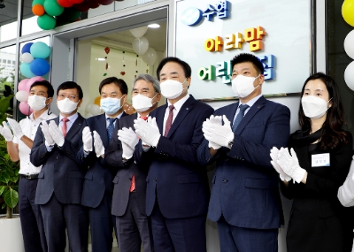 왼쪽 두 번째부터 홍재문 수협은행 상임감사, 김진균 수협은행장, 홍진근 홍진근 지도경제사업 대표이사, 임준택 수협중앙회장 / 사진제공 = Sh수협은행