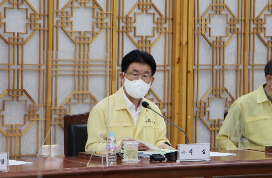 강인규 나주시장이 청사 대회의실에서 ‘2022년 신규시책 보고회’를 주재하고 있다./사진=나주시