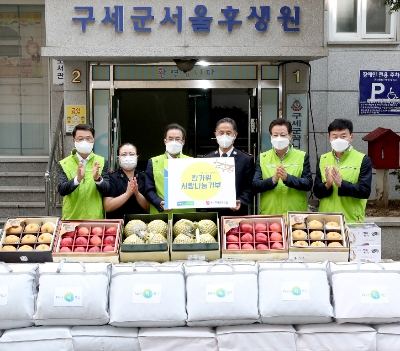 사진왼쪽부터 하승봉 농민신문사 사장, 손명희 구세군 서울후생원 사무국장, 이성희 농협중앙회장, 김호규 구세군 서울후생원장, 이재식 농협중앙회 상호금융대표이사, 이동근 상호금융기획부장 / 사진 제공 = 농협