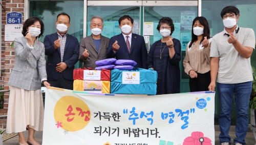 차영수 전남도의회 예산결산위원장(더불어민주당, 강진1)강진군 효요양원 등 방문, 위문품 전달/사진=전남도의회