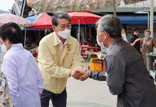 김순호 구례군수, 추석 명절 맞아 시장상인들과 소통/사진=구례군