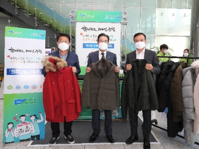 왼쪽부터 NH농협지부 김용택 위원장, 농협중앙회 이성희 회장, NH농협중앙회노동조합 김동혁 위원장 / 사진제공 = 농협