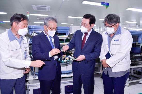 이용섭 광주광역시장이 14일 오전 광산구 평동산단 대영전자(주)를 방문해 백서재 대표, 임직원 등과 간담회를 한 후 공장 내부를 둘러보고 있다./사진=광주시