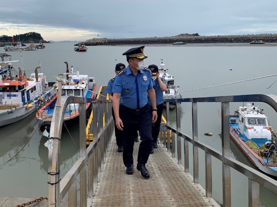 임재수 목포해양경찰서장이 14일 태풍 북상에 따른 사고에방을 위해 정박중인 어선들을 점검하고 있다./사진=목포해경