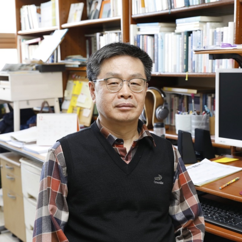 '죽음을 알면 삶이 바뀐다'를 출간한 오진탁 한림대학교 철학전공 교수. 사진=한림대학교