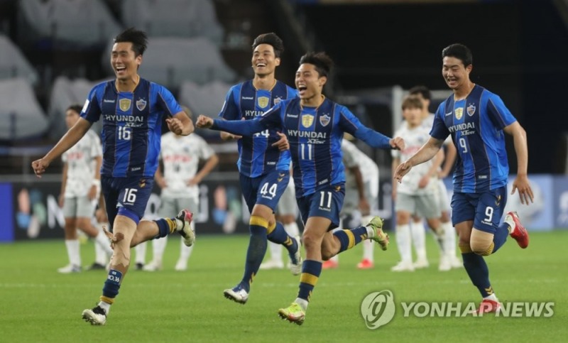 (울산=연합뉴스) 14일 울산 문수축구경기장에서 열린 2021 아시아축구연맹(AFC) 챔피언스리그(ACL) 16강 울산 현대와 가와사키 프론탈레의 경기에서 승부차기로 승리한 울산 선수들이 환호하고 있다.