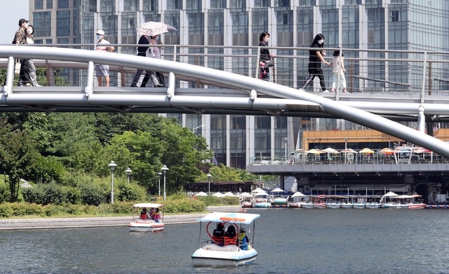 맑은 날씨를 보인 15일 오후 인천시 연수구 송도센트럴파크 해수로에서 시민들이 화창한 오후를 보내고 있다.