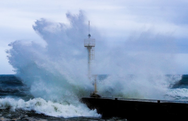 제14호 태풍 '찬투(CHANTHU)'가 북상 중인 14일 오후 제주 서귀포시 남원읍 태흥2리 앞바다에 거친 파도가 몰아치고 있다.