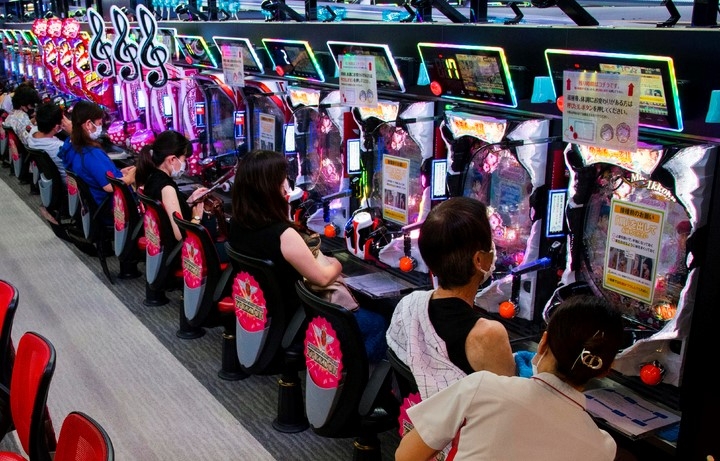 13일 일본 오사카의 파친코 매장 '프리덤'에서 한 여성이 모더나 백신 1차 접종을 하고 있다. 인근 병원에서는 코로나19 백신 접종소가 된 이 파친코 매장에 의료진을 파견해 이틀 동안 직원, 단골손님 등 1500여 명에게 백신을 투여한다.