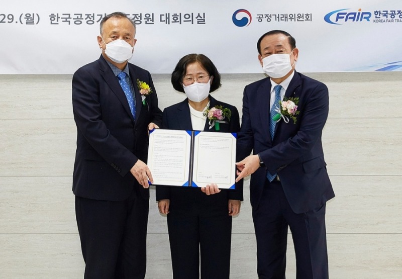 지난 3월 한국공정거래조정원에서 열린 ‘장기점포 상생협약 선포식’ 기념촬영_조성욱 공정거래위원장(가운데), 황재복 ㈜파리크라상 대표이사(우측), 이중희 가맹점주협의회 대표(좌측)