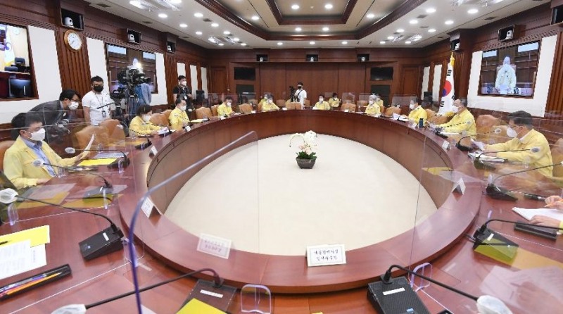 홍남기 부총리 겸 기획재정부 장관이 16일 서울 광화문 정부서울청사에서 열린 '제45차 비상경제 중앙대책본부 회의'를 주재, 모두발언을 하고 있다.(사진=기획재정부)