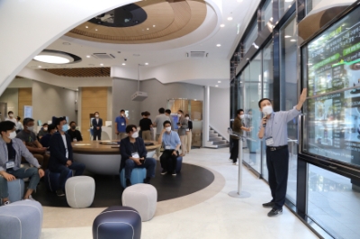 금융업계가 스타트업과 협력을 강화하면서 미래를 주도할 스타트업을 발굴하고 협력을 강화한다 / 사진 제공 = 신한은행