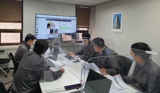 반도건설과 협력사가 온택트 화상회의를 통해 기술지원 프로그램을 진행하고 있다. /사진 제공 = 반도건설