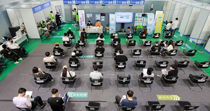 16일 오후 서울 서대문구 북아현체육문화센터에 마련된 코로나19 백신예방접종센터를 찾은 시민들이 접종을 마친 후 이상반응 관찰을 위해 대기하고 있다.