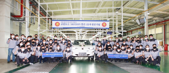 쌍용자동차, 첫 전기차 코란도 이모션 수출 선적
