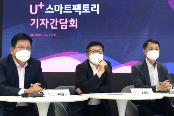 서재용 스마트인프라사업담당 상무(왼쪽부터)와 조원석 기업신사업그룹장 전무,전영서 기업서비스개발담당이 질문에 답하고 있는 모습./사진 제공 = LG유플러스