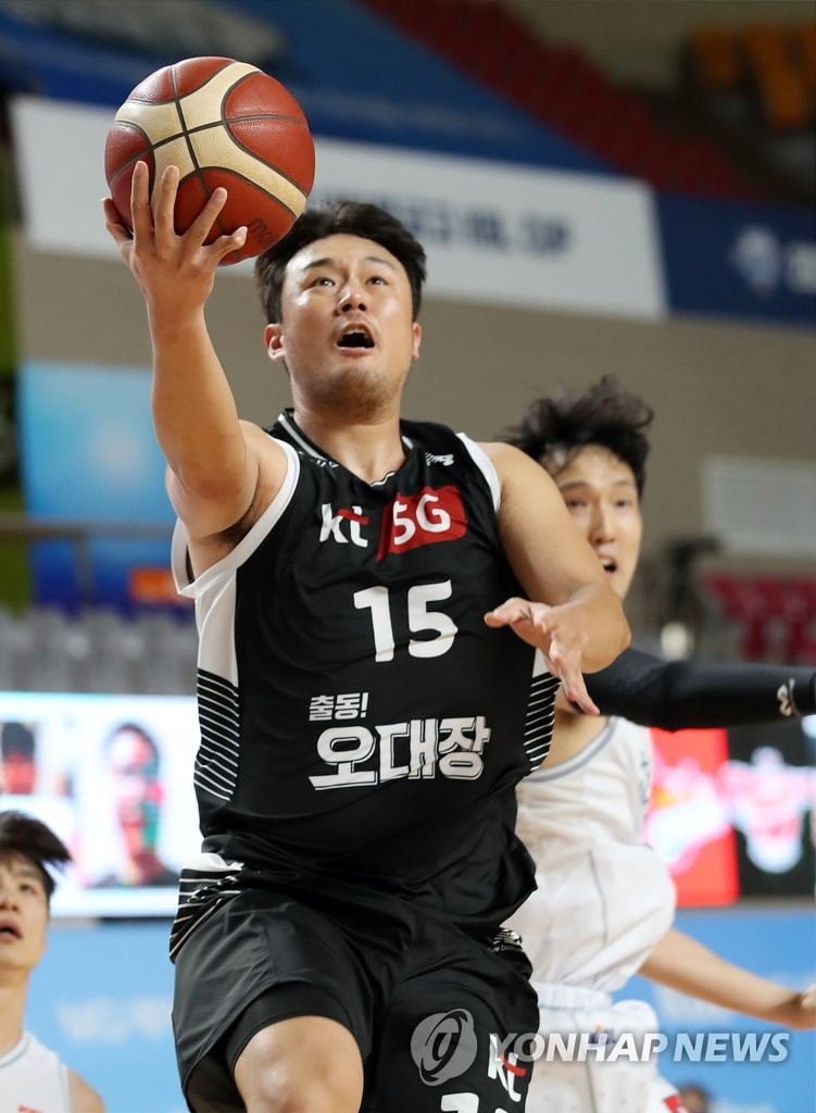 (상주=연합뉴스) 16일 오후 경북 상주실내체육관에서 열린 2021 MG새마을금고 KBL 컵대회 수원kt-고양오리온 경기. kt 김동욱이 슛을 하고 있다.