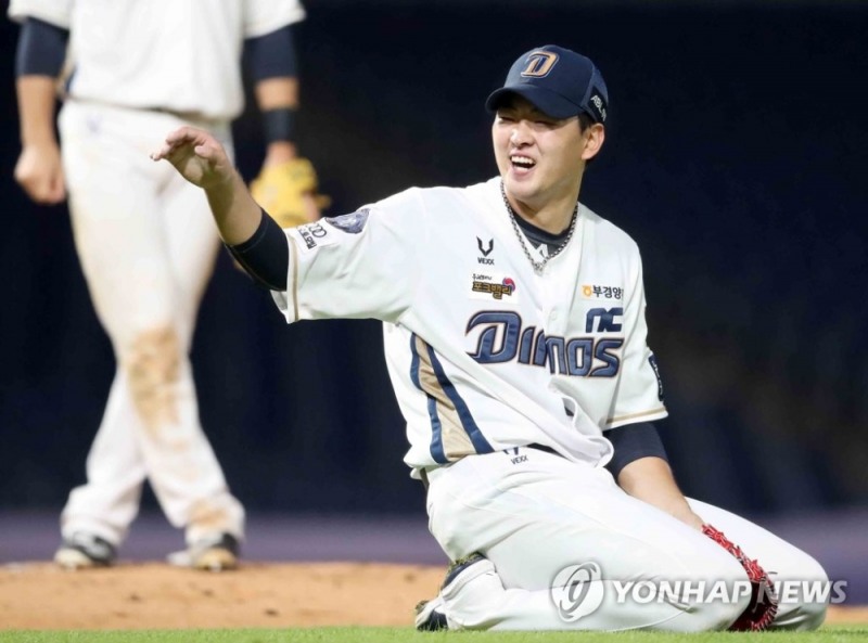 (창원=연합뉴스) 16일 창원NC파크에서 열린 2021 KBO 프로야구 NC 다이노스와 LG 트윈스 경기. 5회 초 2사 주자가 없는 상황 LG 9번 홍창기 타구에 맞은 NC 송명기가 '괜찮다'는 손짓을 하고 있다.
