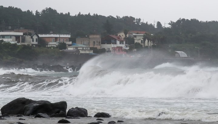 제14호 태풍 '찬투(CHANTHU)'가 북상 중인 지난 16일 오후 제주 서귀포시 표선면 토산2리 인근 앞바다에 거친 파도가 몰아치고 있다. 기상청은 태풍이 17일 오전 3시 서귀포 남남서쪽 110㎞까지 접근해 같은 날 오전 9시 서귀포 동남동쪽 약 50㎞ 해상까지 진출할 것으로 예보했다.