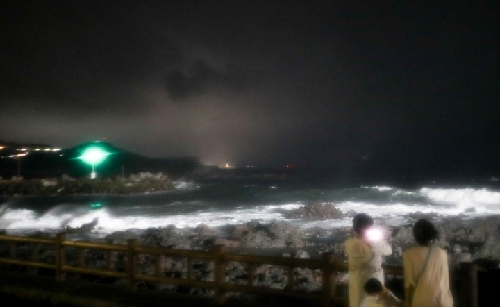 제14호 태풍 '찬투(CHANTHU)'가 북상 중인 16일 오후 제주 서귀포시 법환포구에 비바람이 불고 있다. 기상청은 태풍이 17일 오전 6시 서귀포 남남동쪽 약 50㎞ 해상까지 진출하겠다고 예보했다.