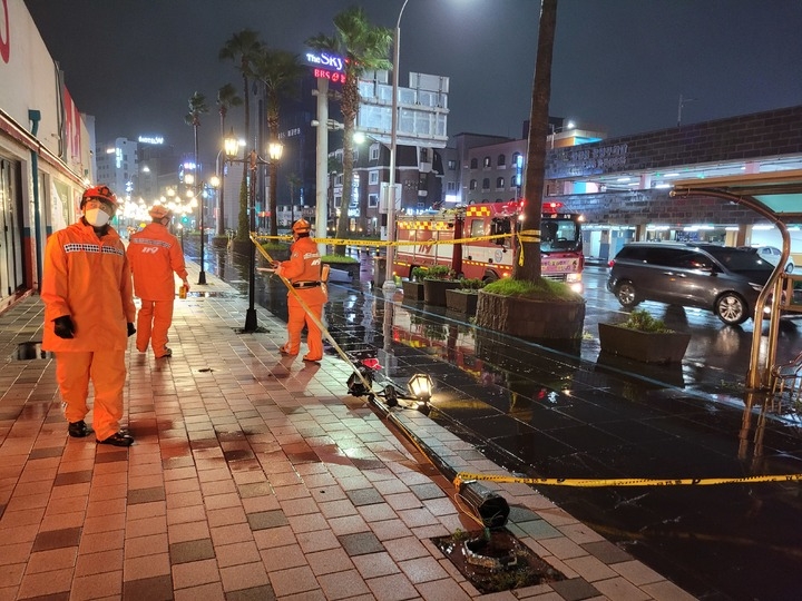 제주소방서 대원들이 16일 오후 제주시 건입동 도로에서 쓰러진 가로등 주변에 안전조치를 하고 있다. (사진=제주소방서 제공)