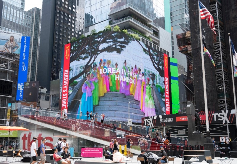 지난 4월 뉴욕 타임스스퀘어에 한복 광고를 게재한 모습