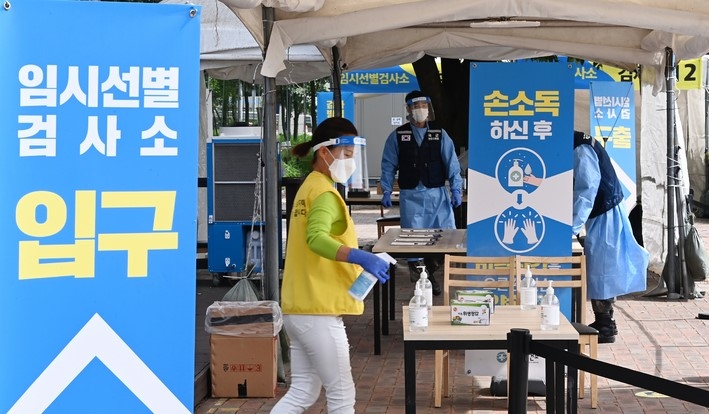 추석 연휴를 이틀 앞둔 16일 오후 경기도 용인시 영동고속도로 상행선 용인휴게소에 설치된 코로나19 임시선별검사소에서 관계자들이 소독을 하고 있다. 중앙재난안전대책본부는 추석연휴 기간인 오는 18~22일 귀성·귀경길에 진단검사를 받을 수 있도록 터미널과 역, 휴게소 등에 임시선별검사소를 추가로 설치할 예정이라고 밝혔다.