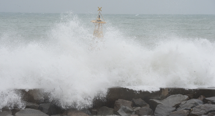 제14호 태풍 '찬투(CHANTHU)'가 북상 중인 지난 17일 오후 울산 울주군 서생면 나사리항 인근 앞바다에 거친 파도가 몰아치고 있다.