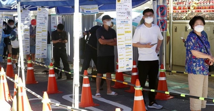 18일 오전 서울 중구보건소 선별진료소를 찾은 시민들이 코로나19 검사를 받기 위해 대기하고 있다.