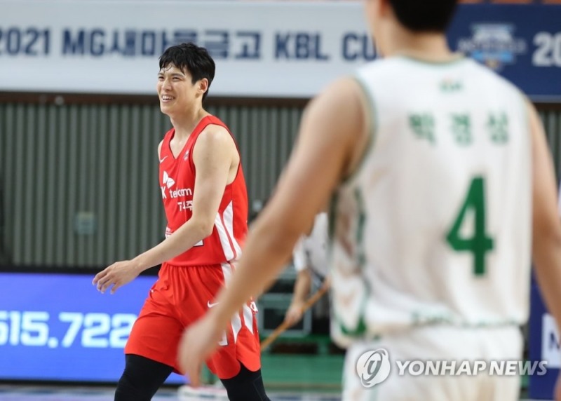 (상주=연합뉴스) 18일 오후 경북 상주실내체육관에서 펼쳐진 2021 MG새마을금고 KBL 컵대회 결승전 서울SK-원주DB 경기.SK 김선형이 3점슛에 성공한 뒤 기뻐하고 있다.