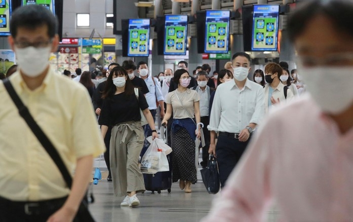 지난 6일 일본 도쿄의 한 지하철 역에서 시민들이 코로나19 감염 예방을 위해 마스크를 쓴 채 걷고 있다.